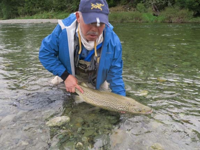 Trophy South Island brown trout caught by Sachio Nakagoshi, Japan, fishing with Reefton fishing guide, Bryan Wilson.